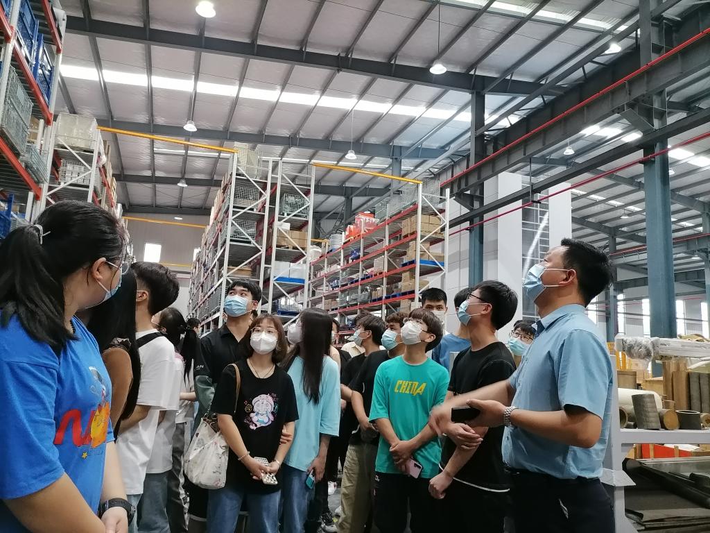 访企拓岗促就业 伟德官网组织学生到荆门地区企业观摩